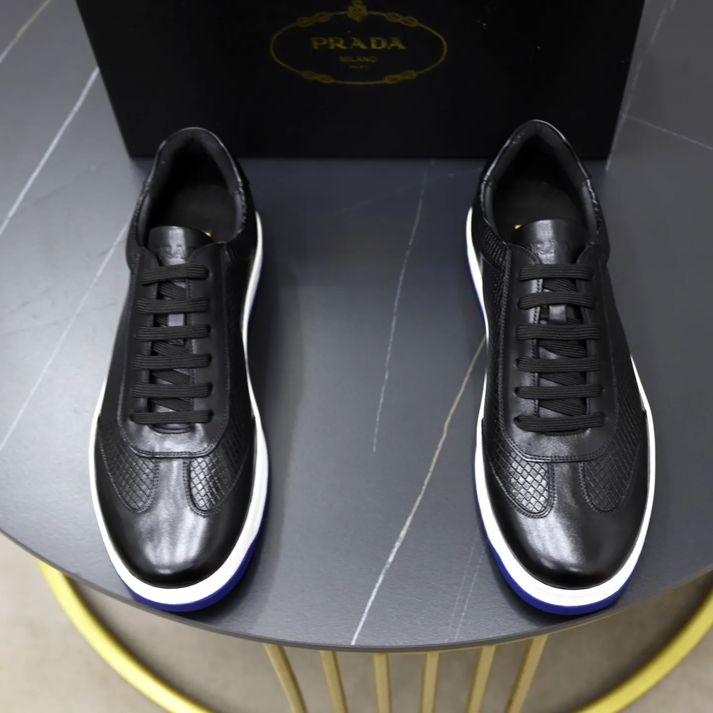 Factory price: 💰640 Prada classic men’s lace-up casual shoes | Imported cowhide upper | Upper stitching layered design, light and breathable | Soft and comfortable | Decorated with PRADA letters on the side | Distinctive sports style, showing the brand style | Lightweight concave and convex pattern rubber soles | Matched with cowhide foot pad lining | Excellent foot feel, fashionable and elegant | Size: 38-44 (45 customized)